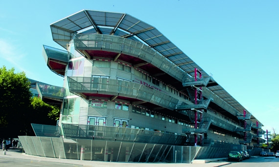 Жилой комплекс Nemausus в Ниме включает 120 квартир. Сам автор называет его «домом-пароходом». Здание выполнено из предельно дешевых материалов, но при этом отвечает всем требованиям комфортабельного жилища. Многочисленные лестницы и галереи придают ему сходство с футуристическим кораблем. Жилой комплекс Nemausus в Ниме включает 120 квартир. Сам автор называет его «домом-пароходом». Здание выполнено из предельно дешевых материалов, но при этом отвечает всем требованиям комфортабельного жилища. Многочисленные лестницы и галереи придают ему сходство с футуристическим кораблем.