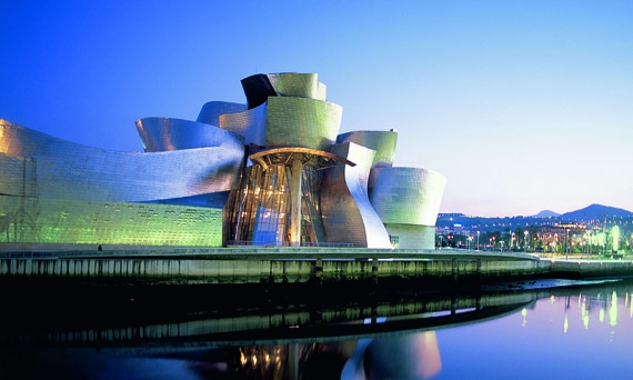 Музей Гуггенхайма в Бильбао был признан одним из самых зрелищных в мире построек в стиле деконструктивизма, а архитектор Филипп Джонсон назвал его «величайшим зданием нашего времени». Как утверждает Фрэнк Гери, «беспорядочность изгибов предназначена для улавливания света». Музей Гуггенхайма в Бильбао был признан одним из самых зрелищных в мире построек в стиле деконструктивизма, а архитектор Филипп Джонсон назвал его «величайшим зданием нашего времени». Как утверждает Фрэнк Гери, «беспорядочность изгибов предназначена для улавливания света».