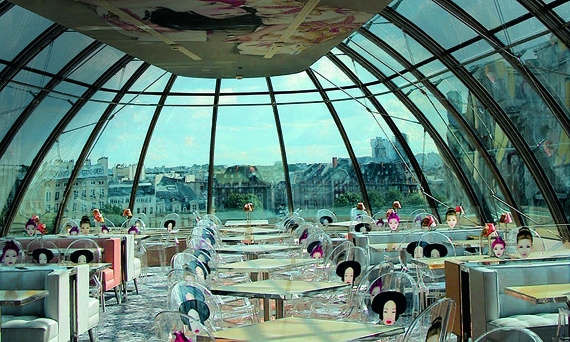 Работа над интерьером ресторана «Конг» в Париже стала одной из крупнейших в послужном списке Филиппа Старка. Он создавал его с оглядкой на эпоху Людовика XVI. Теперь это одно из знаковых дизайнерских мест столицы Франции. Работа над интерьером ресторана «Конг» в Париже стала одной из крупнейших в послужном списке Филиппа Старка. Он создавал его с оглядкой на эпоху Людовика XVI. Теперь это одно из знаковых дизайнерских мест столицы Франции.