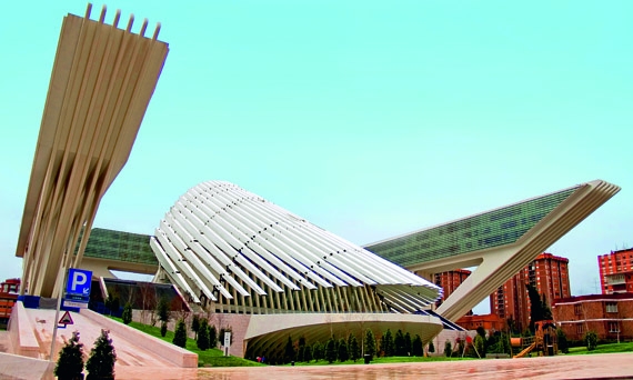 Дворец выставок и конгрессов Овьедо – одно из самых уникальных зданий города. Он расположен на месте бывшего футбольного стадиона и построен в честь Летиции Ортис, принцессы Астурийской, урожденной жительницы города Овьедо. Дворец выставок и конгрессов Овьедо – одно из самых уникальных зданий города. Он расположен на месте бывшего футбольного стадиона и построен в честь Летиции Ортис, принцессы Астурийской, урожденной жительницы города Овьедо.